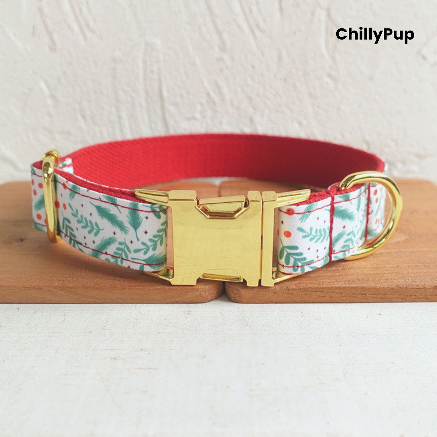 Dog collar with Christmas pattern on a wooden board, branded 'ChillyPup'.