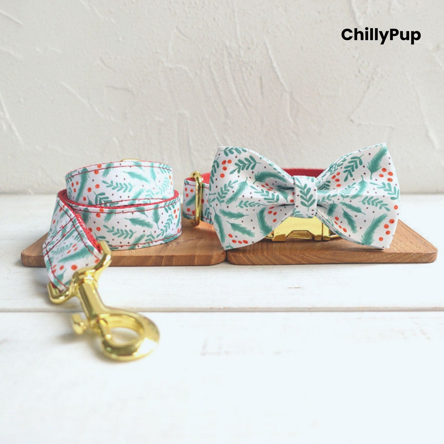 Dog collar and Lead set with Christmas pattern on a wooden board, branded 'ChillyPup'.
