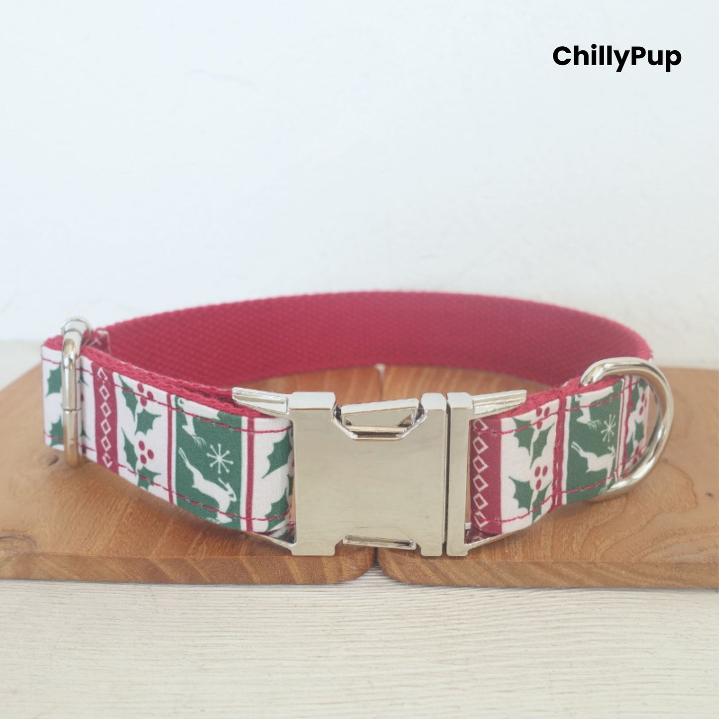 Dog collar with Christmas pattern on a wooden board, branded 'ChillyPup'.