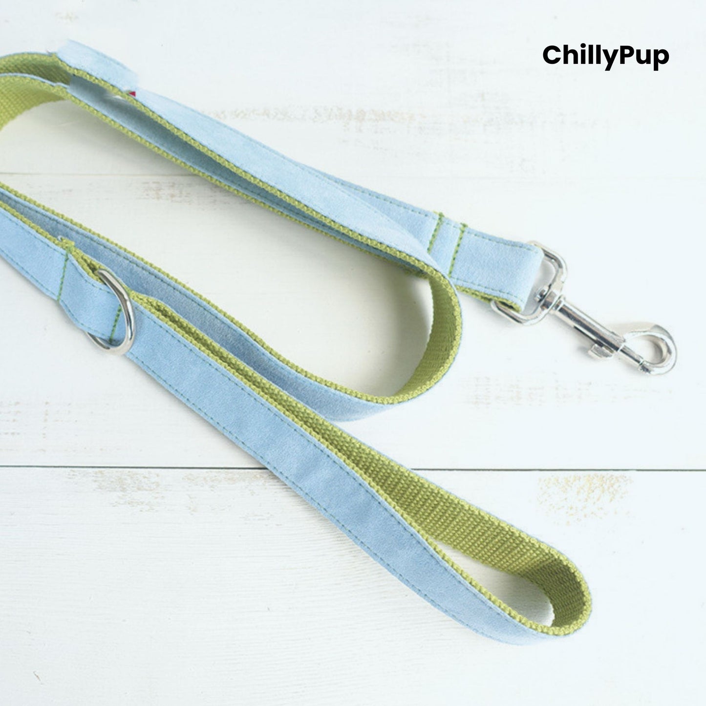 Light blue dog collar and Lead set on a wooden board with 'ChillyPup' branding.