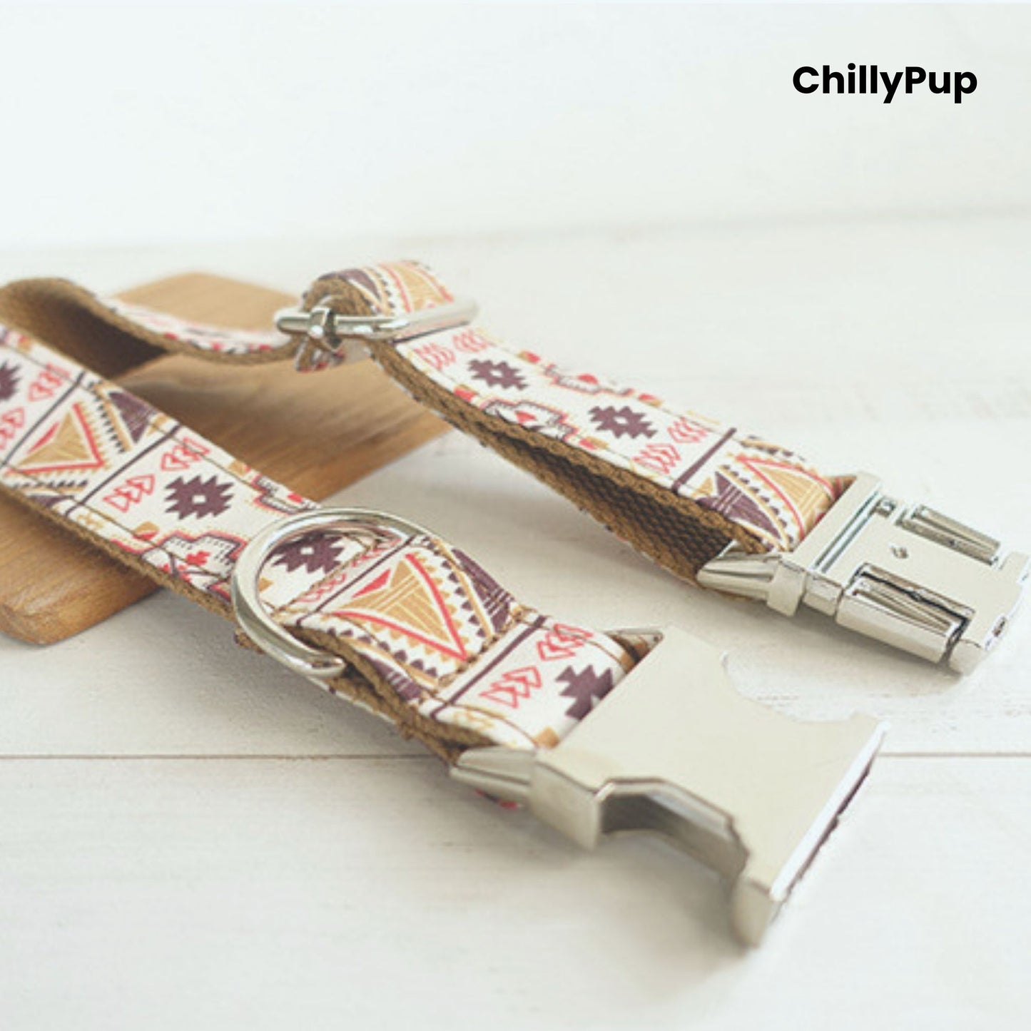 Dog collar on a wooden board, branded 'ChillyPup'.