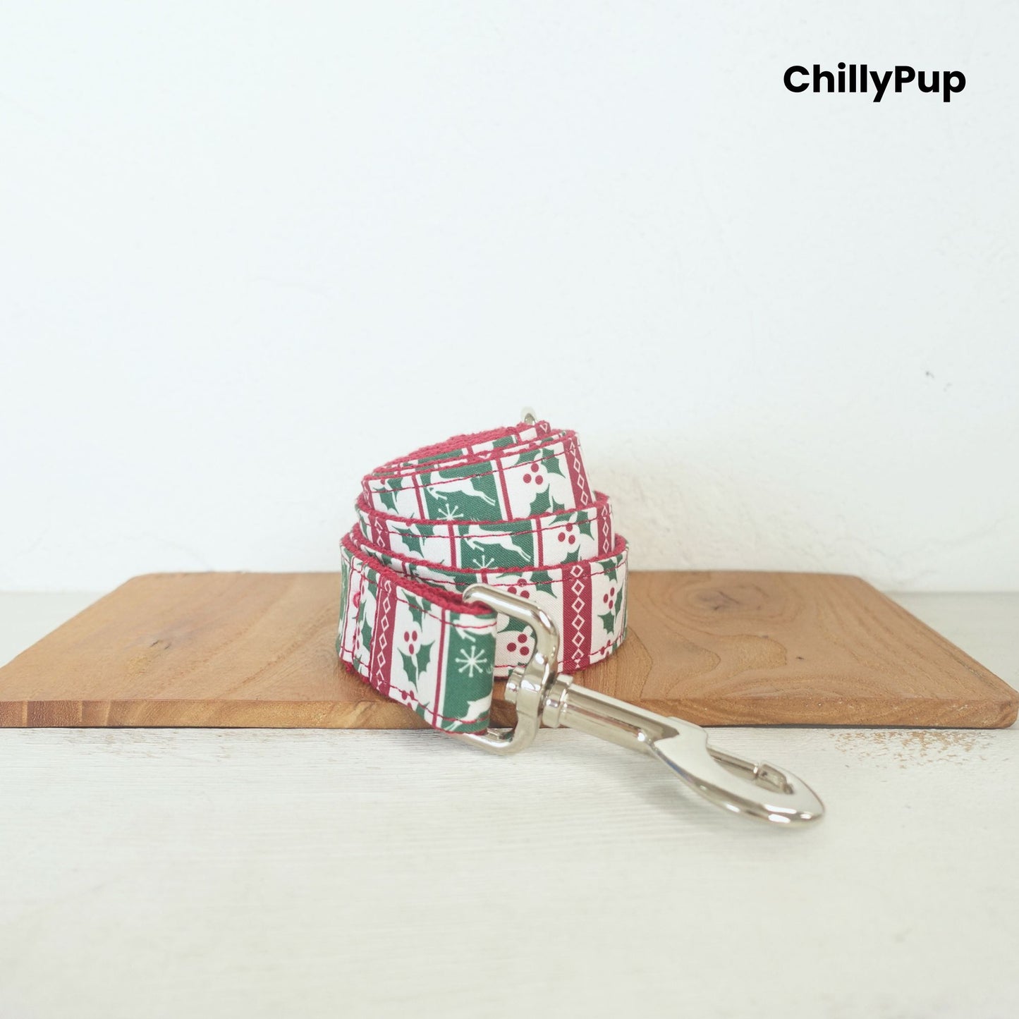 Dog lead with festive pattern on a white background, branded 'ChillyPup'.