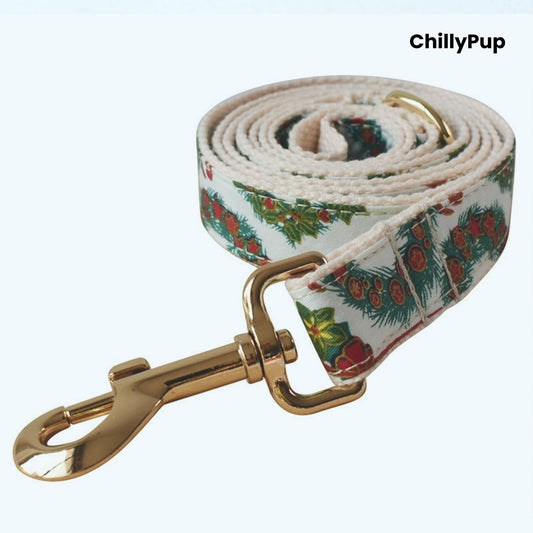 Dog leash with Christmas wreath pattern on a white background, branded 'ChillyPup'.